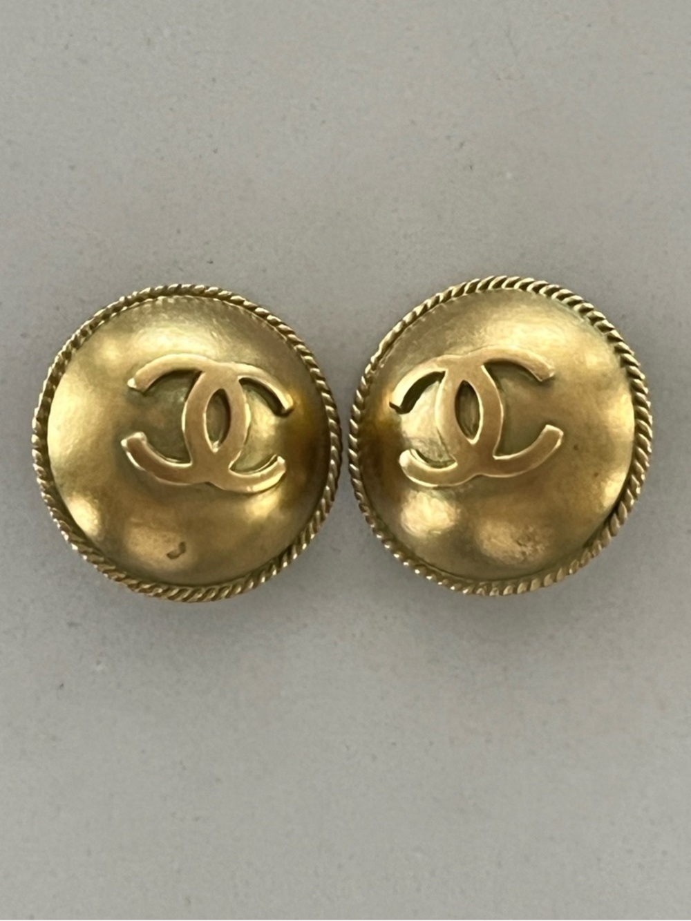 VINTAGE Chanel 1995 Spring CC Logo Round Rope ~1” Button Clip-On Earrings Gold - Picture 8 of 14